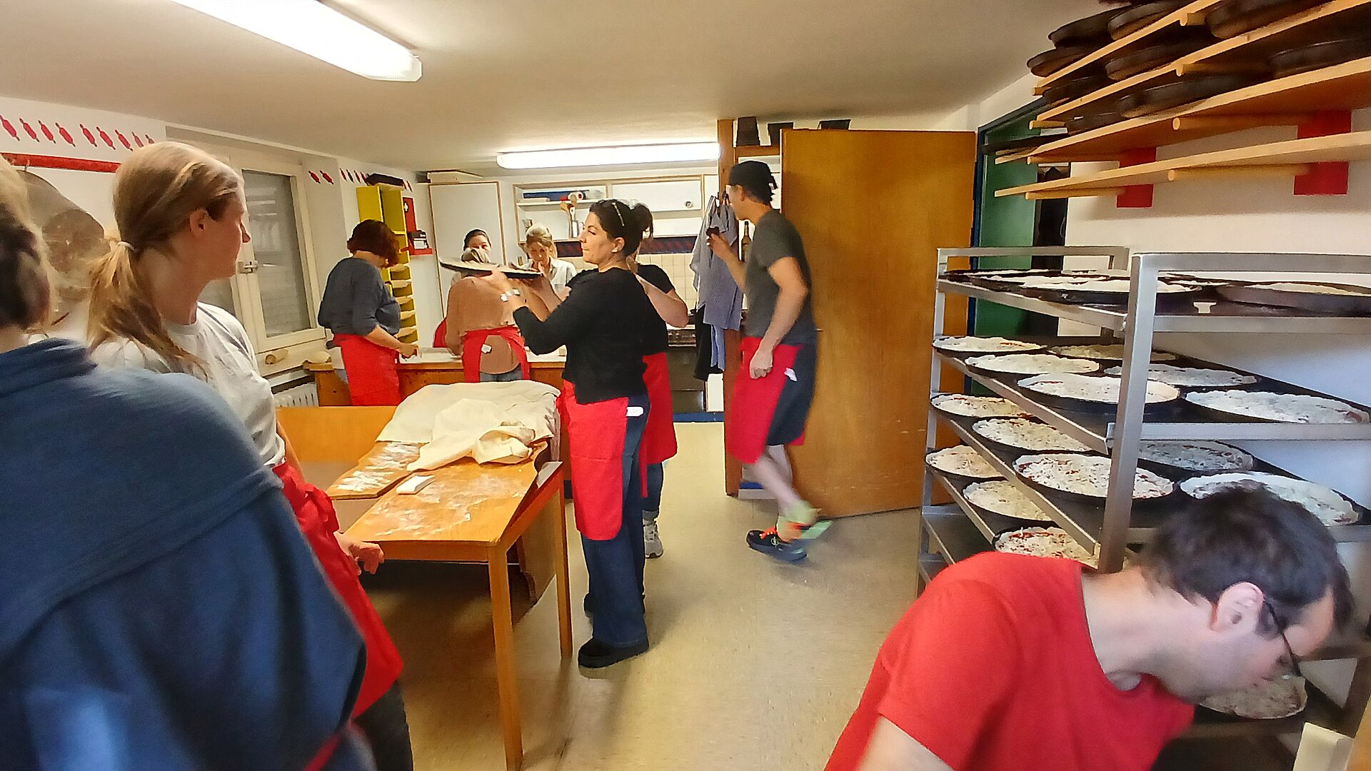 Vorbereiten der Pizza durch Kollegen