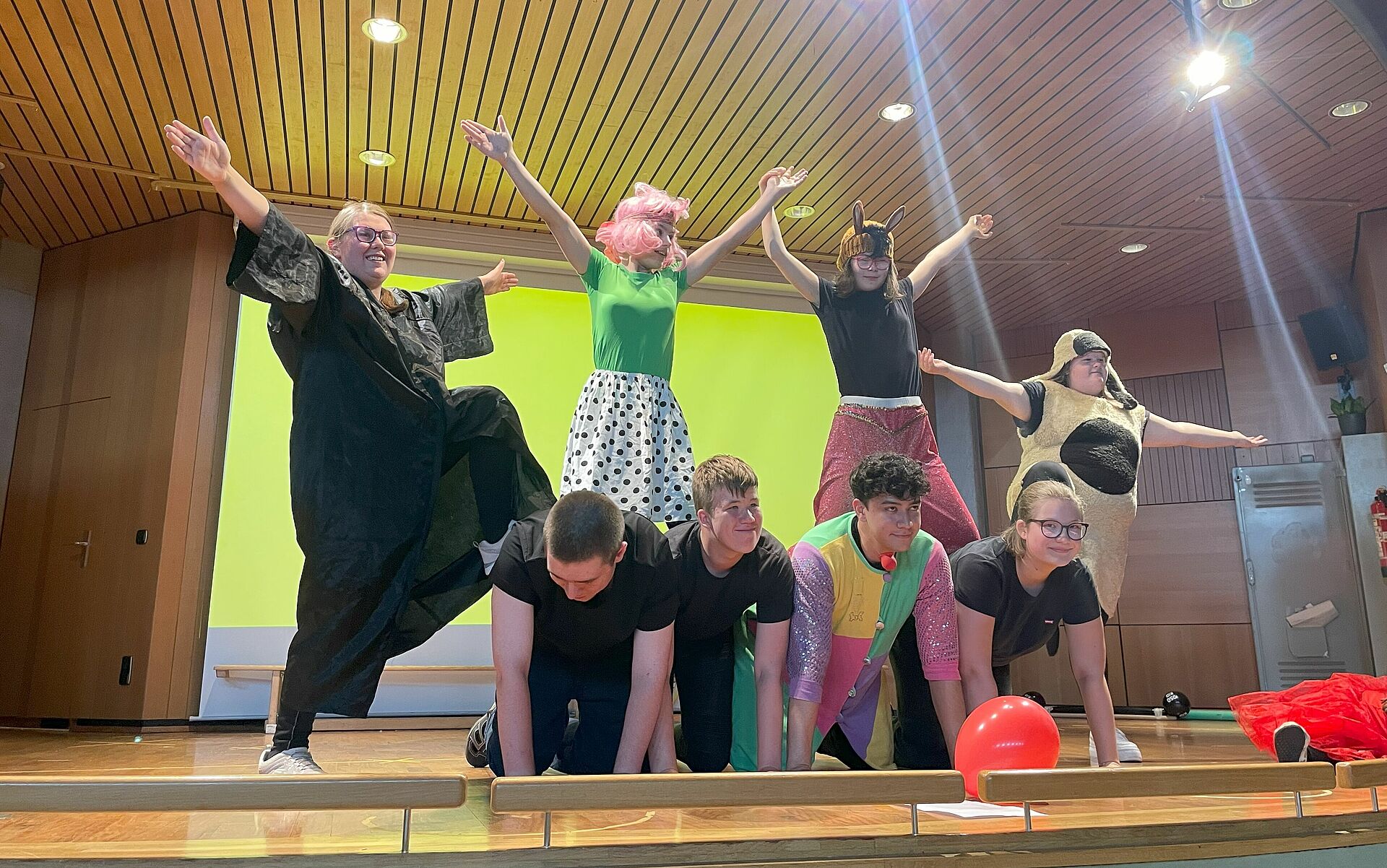 Szene aus dem Theaterstück, Schauspieler bilden eine menschliche Pyramide