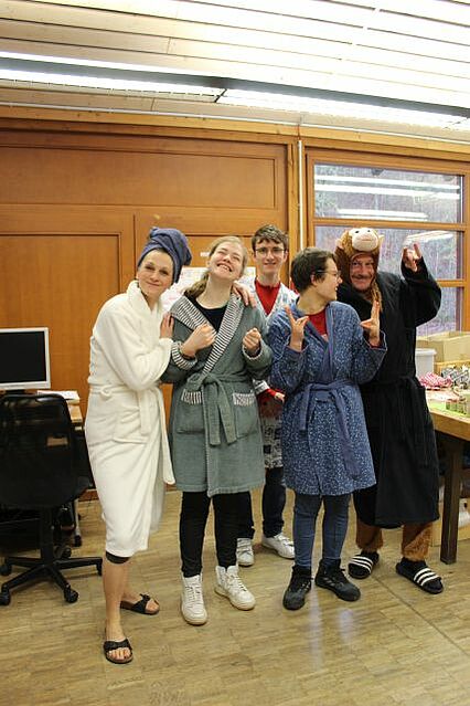 Eine Klasse mit Faschingskostümen